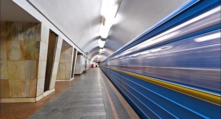 В Киеве на выходе из метро умер мужчина