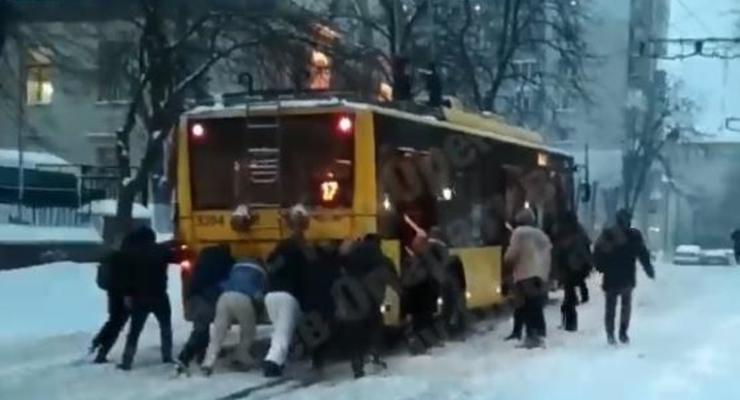 В Киеве пассажиры толкают троллейбус