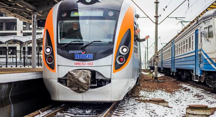 УЗ начала назначать дополнительные поезда к 8 марта