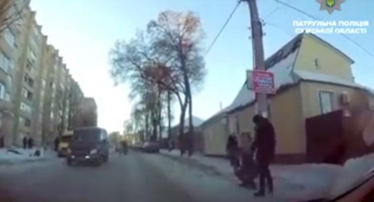 В Сумах убегающий вор упал под колеса авто полиции