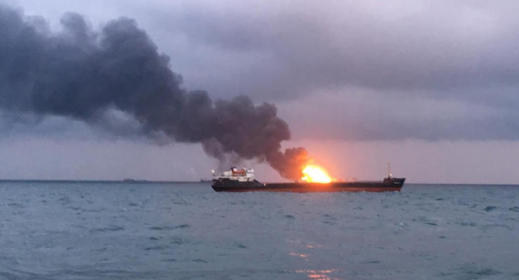 Керченский пролив: Один танкер несется к побережью, второй может взорваться