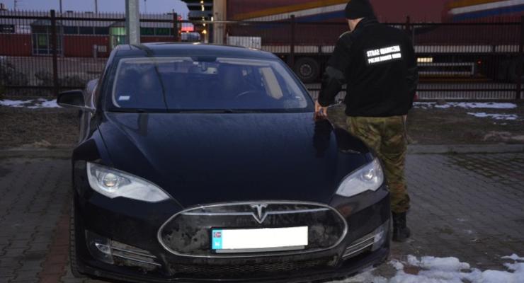Польские пограничники задержали украинца за рулем угнанной Tesla