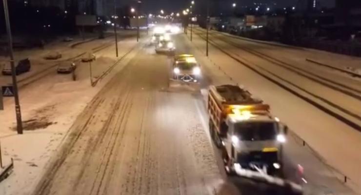 Киевавтодор показал, как колоннами убирает снег