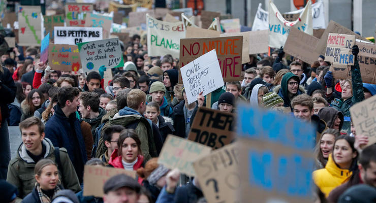В Брюсселе тысячи школьников вышли на марш в защиту климата