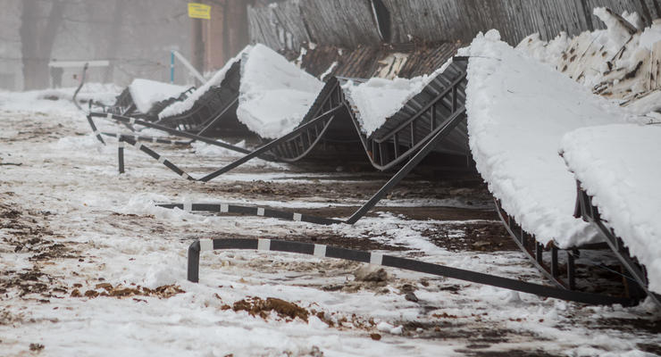 В Днепре из-за снега обрушился торговый павильон