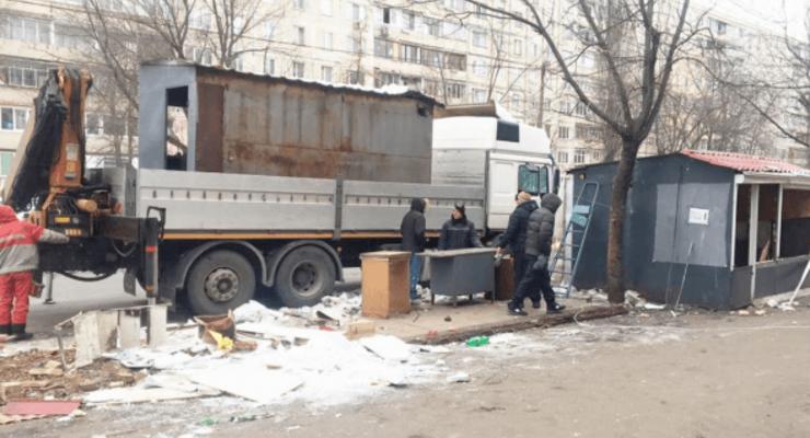 В Киеве за два дня демонтировали незаконный рынок