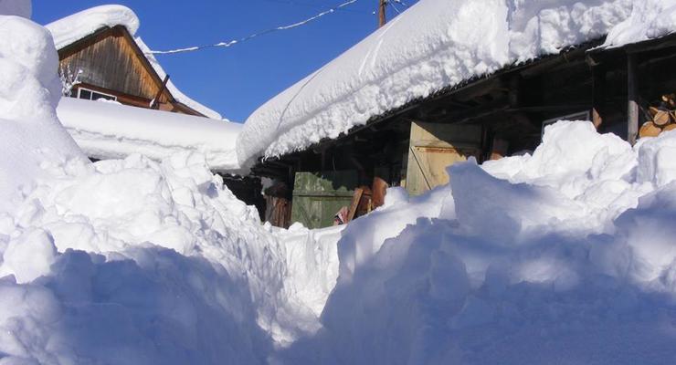Снег завалил дома по крыши: В Карпатах рекордные сугробы