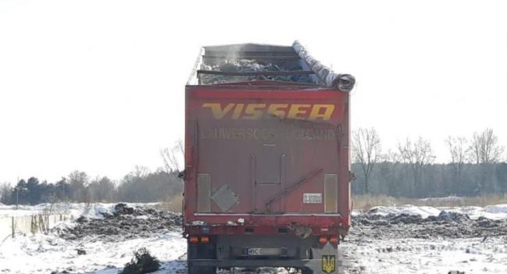 Фуры со львовским мусором "попались" в Киевской области