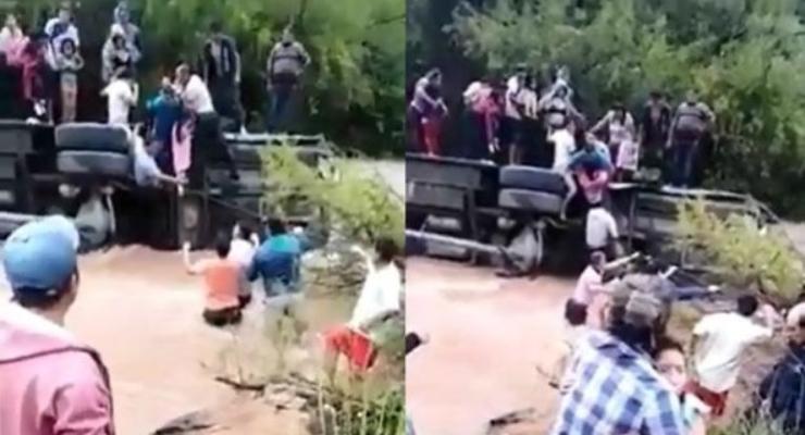 Автобус с туристами упал в реку в Перу