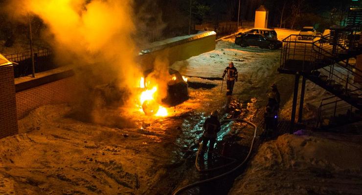 Ночью в Киеве сгорел элитный внедорожник