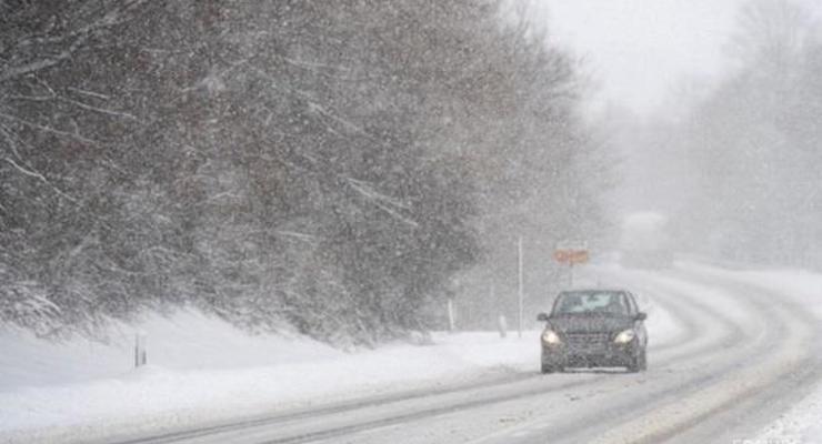 Водителей предупреждают о заснеженных дорогах