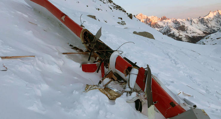 Столкновение вертолета и самолета в Альпах: число жертв выросло до семи