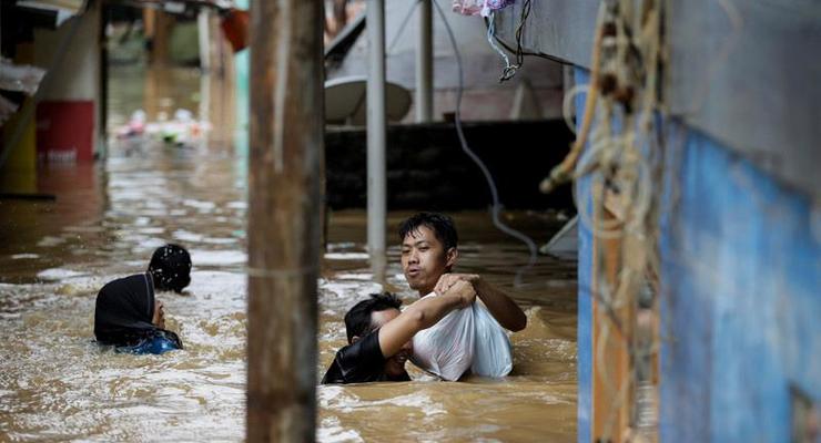 Число жертв наводнения в Индонезии достигло 68 человек