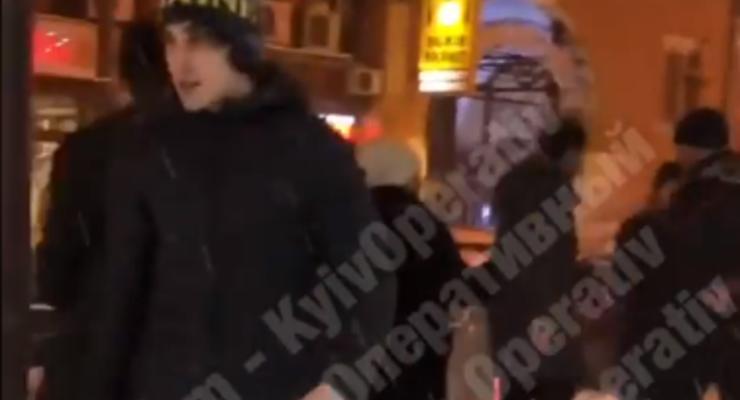 В центре Киева толпа подростков жестоко избила мужчину