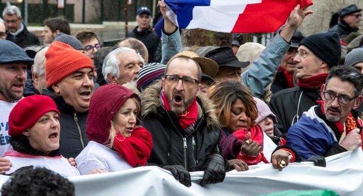 В Париже "красные шарфы" вышли против "желтых жилетов"