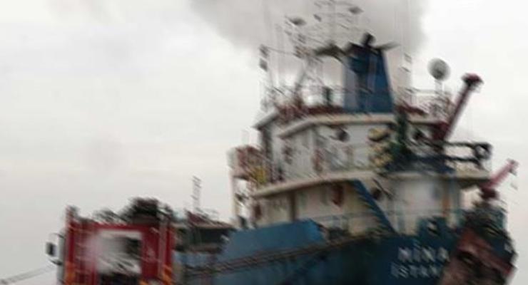 В Турции загорелся корабль: восемь пострадавших