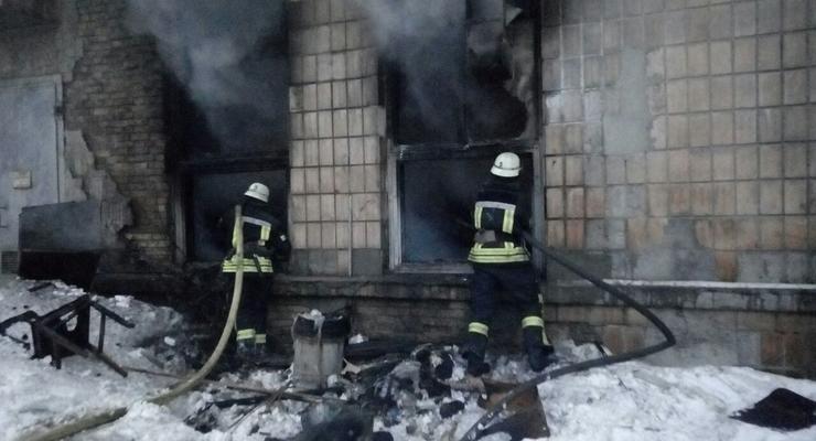 Масштабный пожар в Киеве: горел радиозавод