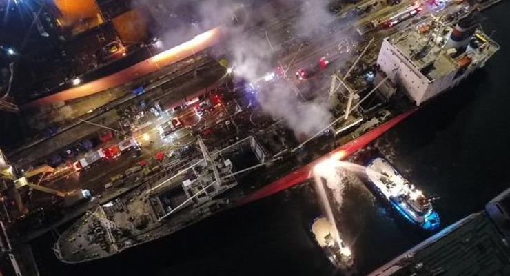 На горящем корабле у Стамбула погибли два человека