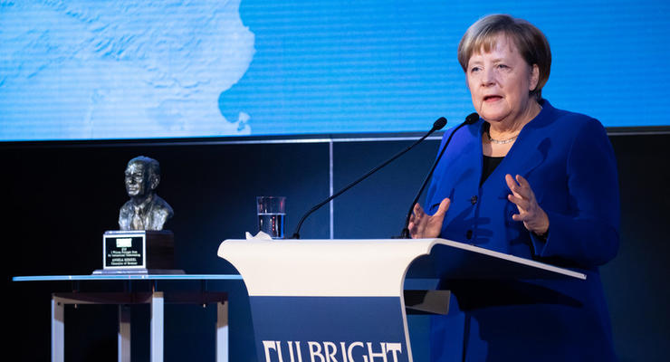 Меркель наградили премией Фулбрайта