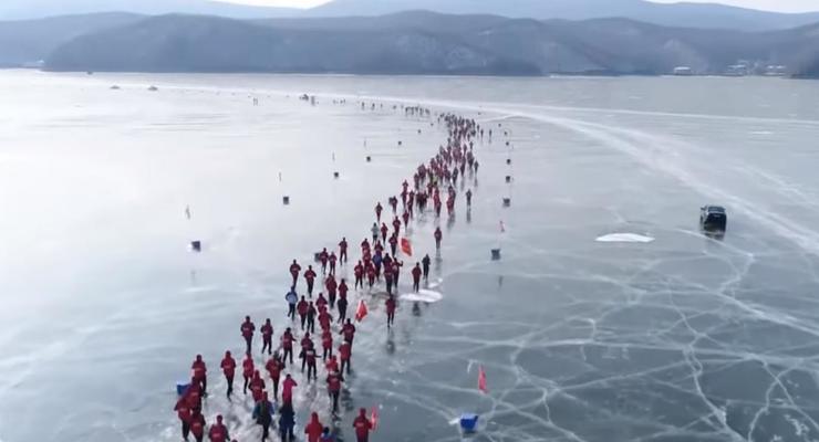 В Китае прошел забег по льду замерзшего озера