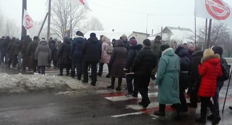 Под Киевом жители села перекрыли черниговскую трассу