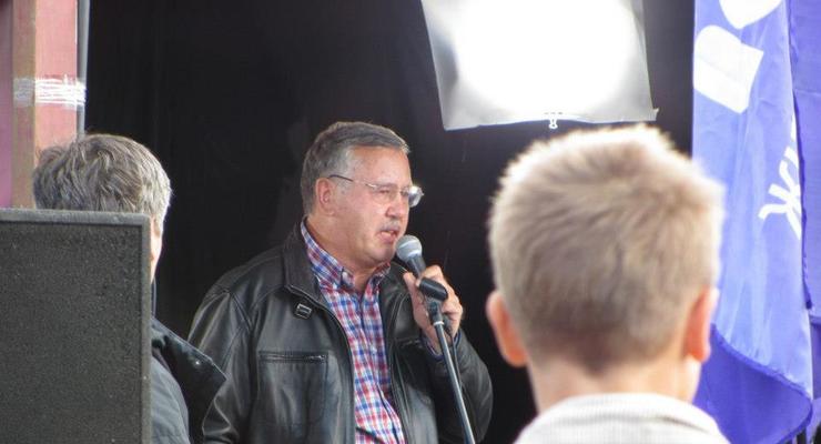 Кандидат в президенты извинился перед сыном Луценко