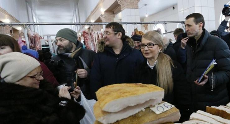 Тимошенко купила в Чернигове сало и вышиванки на рынке