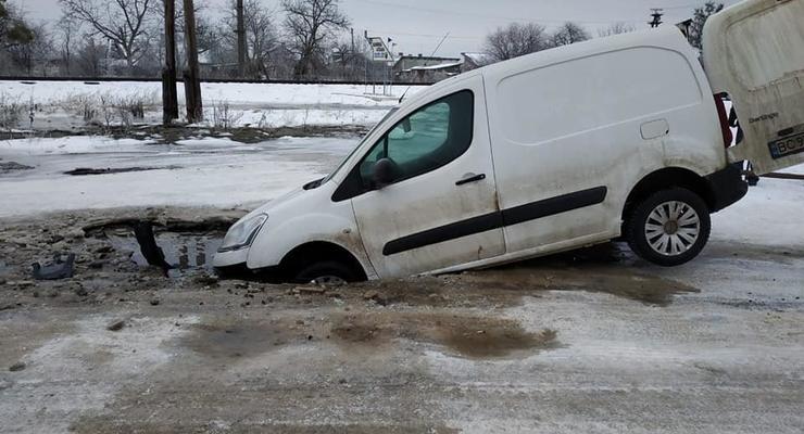 Во Львовской области авто провалилось под асфальт