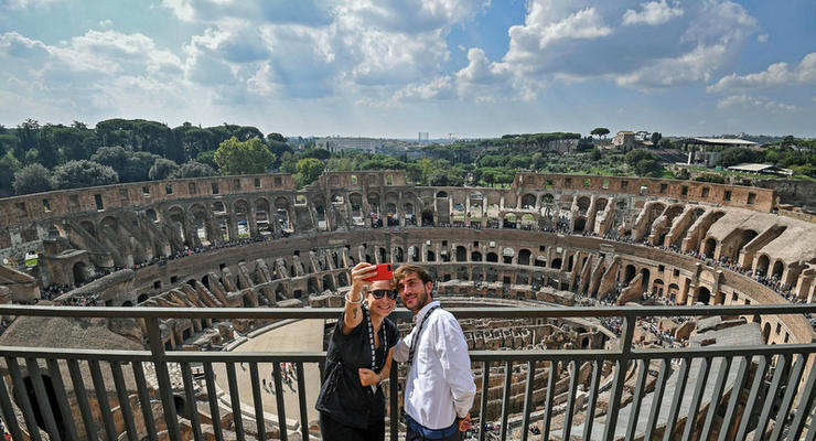 В Риме можно взять в аренду красавчика для фото