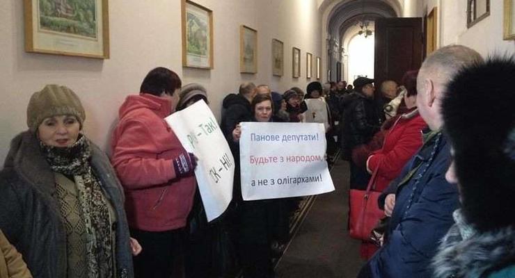 Черновицкий горсовет пикетируют три группы протестующих