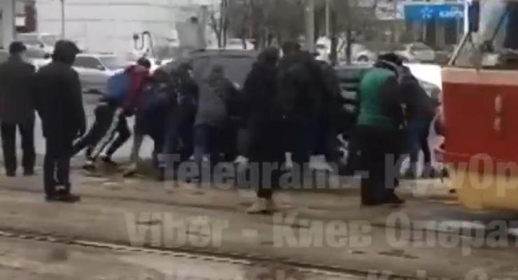В Киеве пассажиры трамвая унесли с путей внедорожник