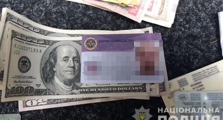 Топ-чиновника Госгеокадастра Львова поймали на взятке 32 тысячи долларов