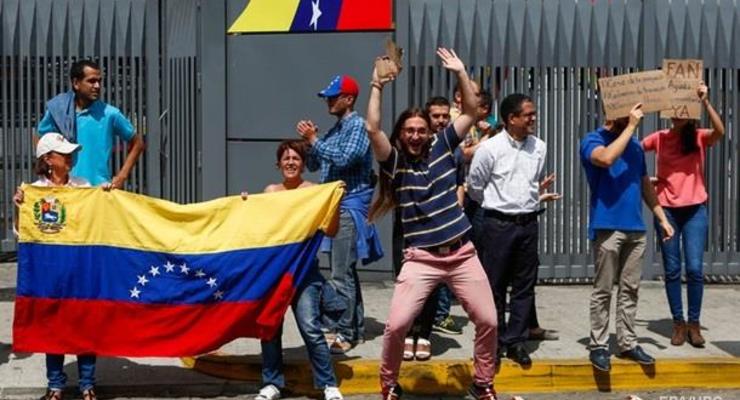 В Венесуэле отпустили задержанных французских журналистов