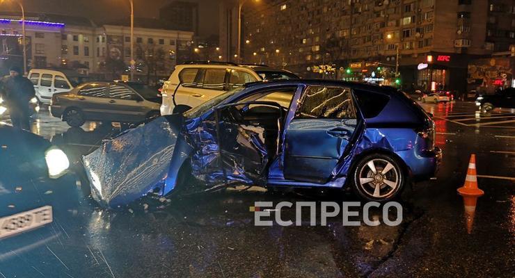 В Киеве столкнулись пять машин, есть жертвы