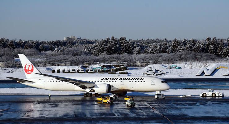В Токио самолет выкатился за взлетно-посадочную полосу из-за снега