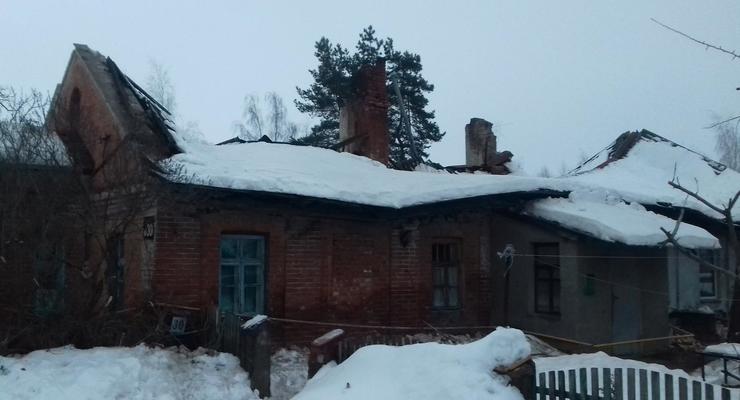 Под Харьковом от снега обвалилась крыша 200-летнего жилого дома