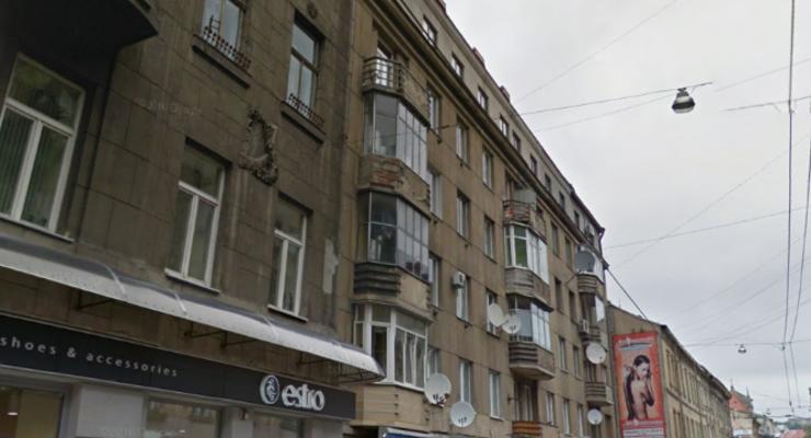В центре Львова обвалилась часть фасада: Травмирован пешеход