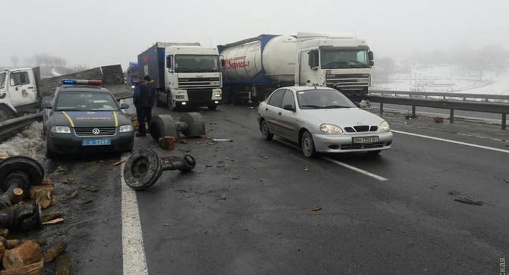 На трассе Киев-Одесса столкнулись шесть авто