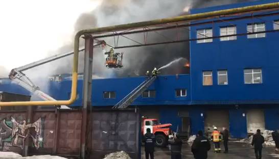 Масштабный пожар на складах возле метро "Лесная" - появилось видео