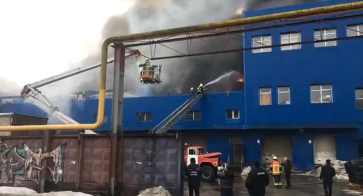 Масштабный пожар на складах возле метро "Лесная" - появилось видео