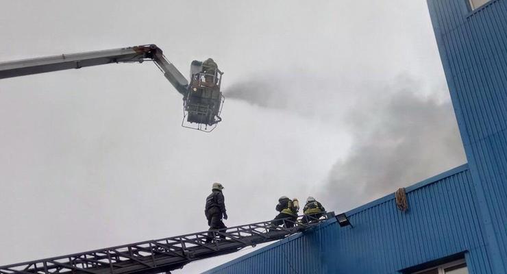 Площадь пожара на складах в Киеве увеличилась