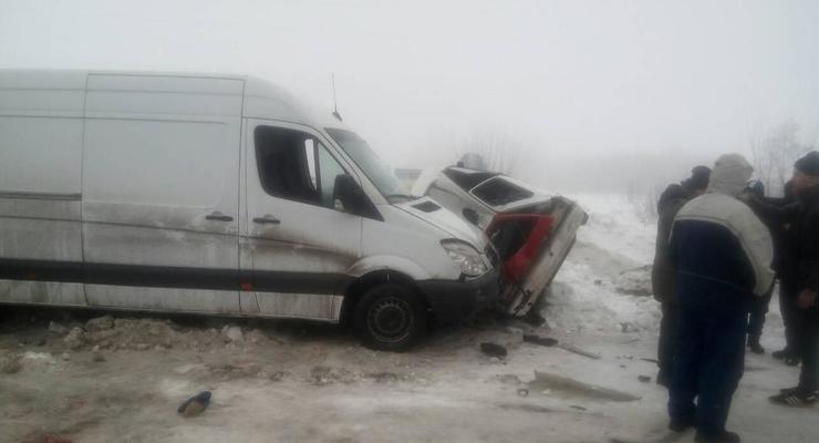 В Харьковской области микроавтобус врезался в авто: есть жертвы