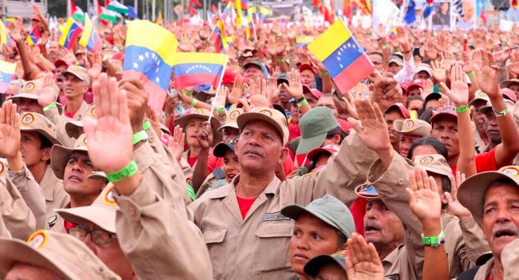 Мадуро взял народных ополченцев в ряды Вооруженных сил