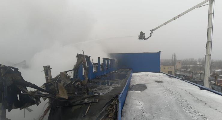 На складах в Киеве из-за пожара могут обвалиться конструкции