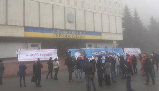 Активисты с вопросом о Гандзюк ждут Порошенко под ЦИК