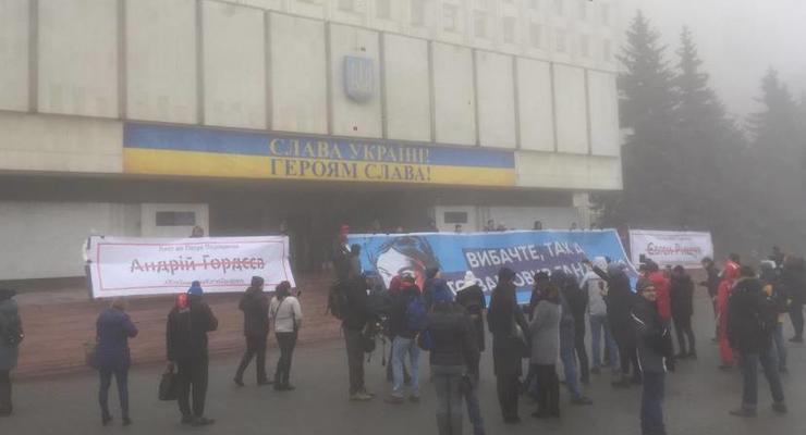 Активисты с вопросом о Гандзюк ждут Порошенко под ЦИК