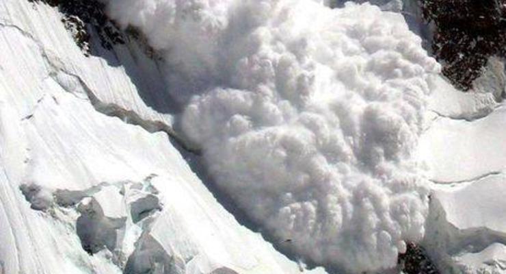 Спасатели предупреждают об опасности схождения лавин на дороги