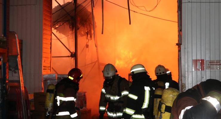 Сутки в огне: спасатели потушили склады на Красноткацкой