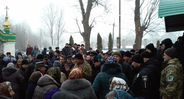 На Тернопольщине произошла потасовка возле храма