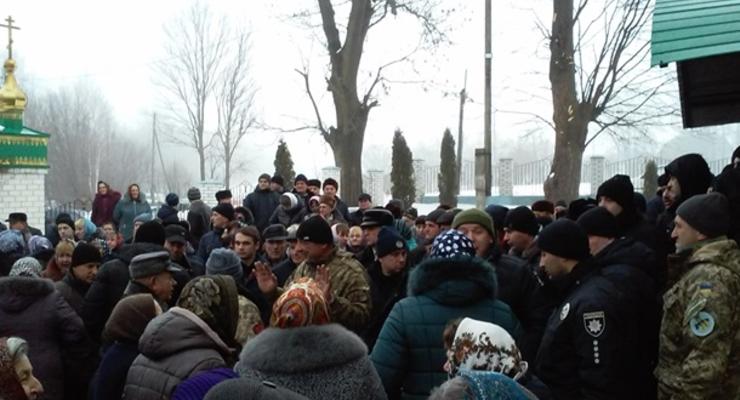 В полиции рассказали подробности потасовки возле храма на Тернопольщине